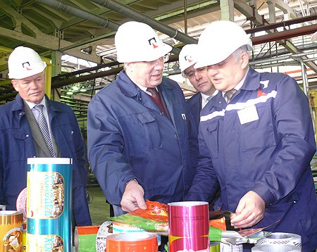 Виктор Толоконский ознакомился с производственным процессом завода «Саянская фольга» (справа – управляющий директор завода Геннадий Гаманович)