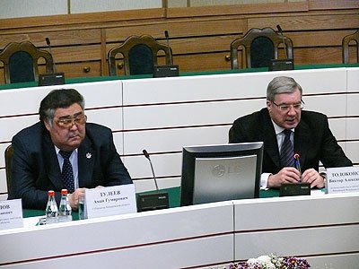 Виктор Толоконский подчеркнул необходимость развития новых форм предоставления госуслуг населению (слева - губернатор Кемеровской области Аман Тулеев)