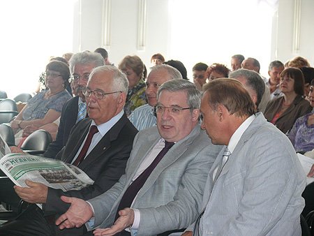 Виктор Толоконский считает, что врачебное сообщество должно сыграть значительную роль в формировании госзаказа на подготовку медицинских специалистов (на фото слева - президент Национальной медицинской палаты Леонид Рошаль, справа - ректор Новосибирского госмедуниверситета Игорь Маринкин)