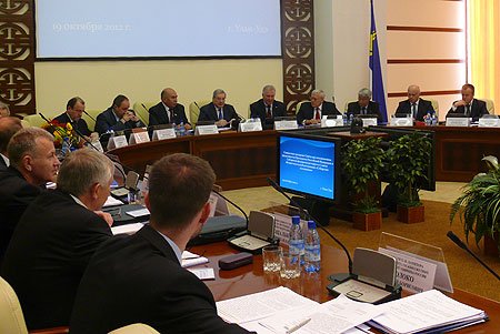 В современных условиях, считает полпред, «требуются новые решения по обновлению форм межбюджетных отношений при формировании средств на выравнивание бюджетной обеспеченности субъектов Федерации округа»