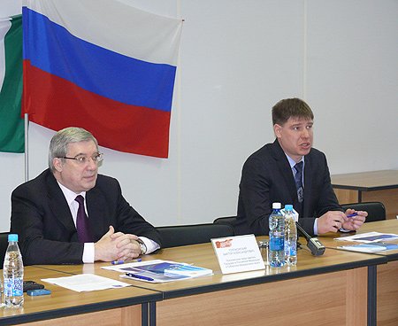 Виктор Толоконский и генеральный директор НПО «Элсиб» Дмитрий Безмельницын