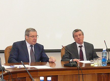 Виктор Толоконский провел совещание с членами президиума СО РАН по вопросам строительства жилья для ученых (на фото справа - заместитель председателя СО РАН, академик Валерий Кулешов)