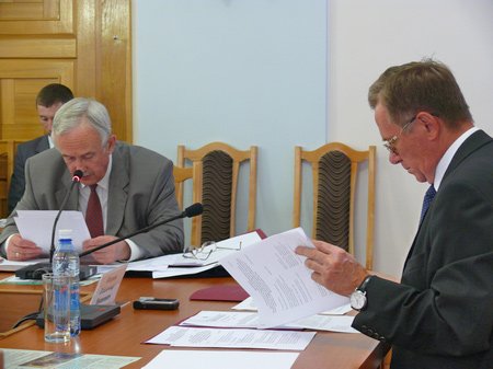 На фото слева направо: начальник управления ветеринарного надзора Россельхознадзора Станислав Захаров; заместитель полномочного представителя Президента РФ в СФО  Владимир Псарев