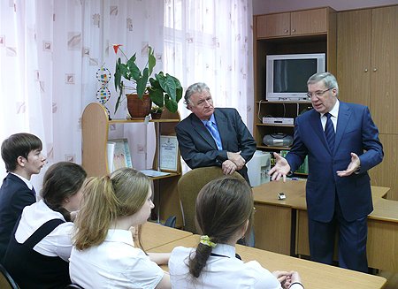 Директор гимназии №1 Виктор Косьяненко, полномочный представитель Президента Российской    Федерации в Сибирском федеральном округе Виктор Толоконский