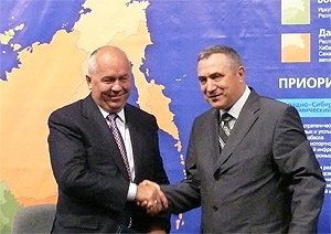 Подписание соглашения между Высшим экономическим советом СФО и Союзом машиностроителей России (на фото - глава госкорпорации "Ростехнологии", президент Союза машиностроителей России Сергей Чемезов, полномочный представитель Президента РФ в СФО, председатель Высшего экономического совета СФО Анатолий Квашнин)