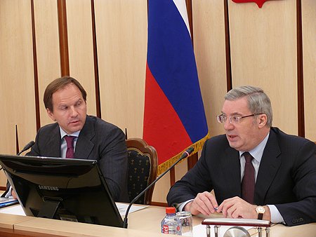 Виктор Толоконский считает, что Красноярский экономический форум должен стать масштабным событием (слева - губернатор Красноярского края Лев Кузнецов)