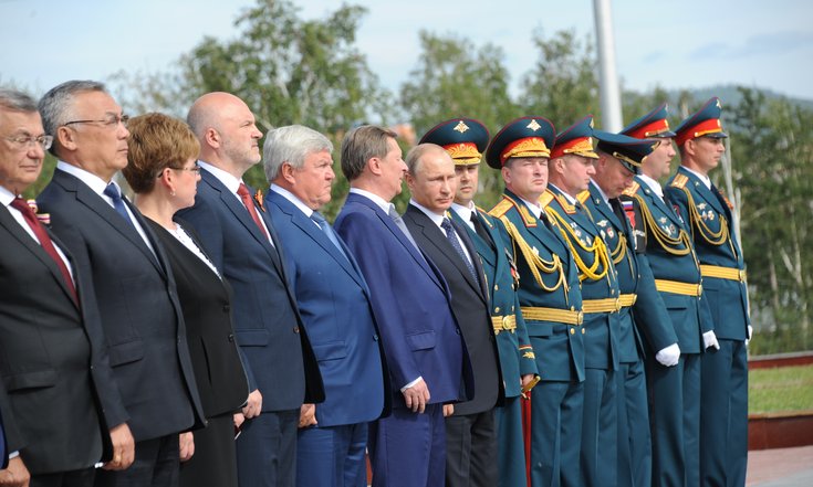 На церемонии возложения венка к Вечному огню