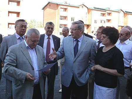Полномочный представитель посетил микрорайон, где строятся дома для ветеранов (на фото слева - министр социальной защиты населения Забайкальского края Георгий Рева, на заднем плане - Председатель Законодательного Собрания края Степан Жиряков; справа - замруководителя министерства территориального развития края Татьяна Додатко
