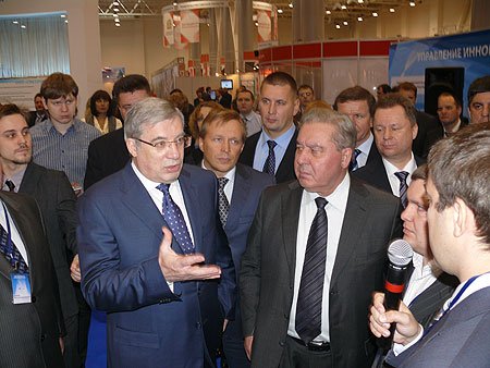 В ходе посещения выставки «Омские проекты в масштабе нано»