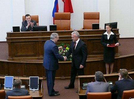 Виктор Толоконский вручил орден 'За заслуги перед Отечеством' IV степени председателю Законодательного собрания Красноярского края Александру Уссу