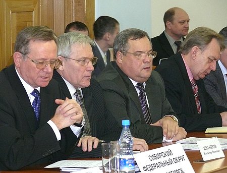 На фото: заместитель полномочного представителя Президента Российской Федерации в Сибирском федеральном округе Владимир Псарев; председатель исполнительного комитета МА «Сибирское соглашение» Владимир Иванков; руководитель территориального органа Федеральной службы государственной статистики по Новосибирской области Александр Кисельников; начальник контрольного департамента аппарата полномочного представителя Илья Федотов