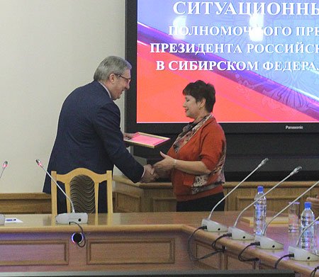 Полномочный представитель поздравил юристов с профессиональным праздником, а также вручил благодарственные письма