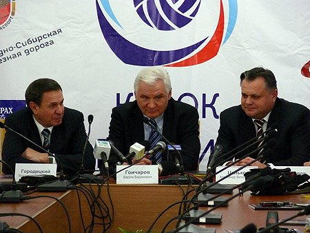 На фото: мэр Новосибирска Владимир Городецкий; помощник полномочного представителя Президента Российской Федерации в Сибирском федеральном округе, президент  волейбольного клуба «Локомотив» Вадим Гончаров; начальник Западно-Сибирской железной дороги Александр Целько