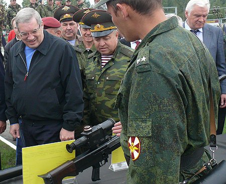 Полномочный представитель осмотрел выставку современных видов вооружения