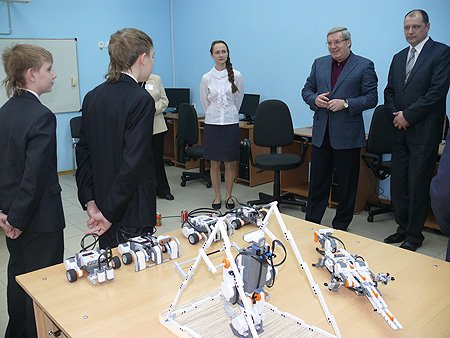 Полномочный представитель ознакомился с проектом подготовки кадрового резерва «Росатома» в Северском физико-математическом лицее, одно из направлений которого - робототехника