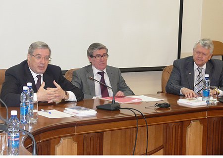 Полномочный представитель Президента РФ в СФО Виктор Толоконский, директор Института экономики СО РАН Валерий Кулешов, председатель СО РАН Александр Асеев