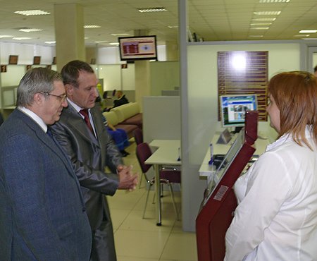 Полномочному представителю показали принцип работы терминала электронной очереди