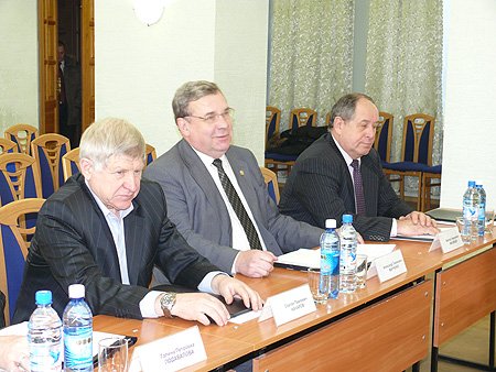 Директор музыкальной школы Александр Марченко (в центре) рассказал о достижениях своих учеников в 2011 году