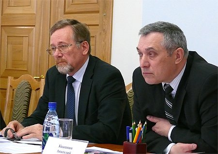 Слева направо: руководитель Рабочей группы, заместитель полномочного представителя Президента РФ в Сибирском федеральном округе Владимир Псарев, полномочный представитель Президента РФ в Сибирском федеральном округе Анатолий Квашнин