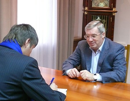 Переписчик Александр Гужвин задал вопросы и заполнил бланки переписной анкеты