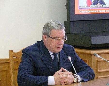 Виктор Толоконский призвал участников заседания обратить особое внимание на вопросы подготовки военных городков к предстоящему отопительному сезону
