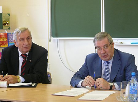 Полномочный представитель считает, что власти субъектов Федерации округа должны быть заинтересованы в поддержке негосударственных вузов (на фото слева: ректор Новосибирского гуманитарного института Евгений Соколов)