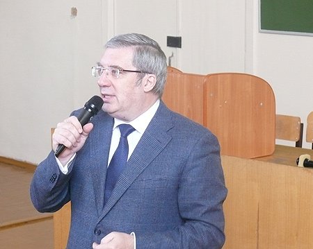 Полномочный представитель Президента РФ в СФО Виктор Толоконский считает, что в ситуации недостатка выпускников вузов технического направления важно стимулировать изучение математических дисциплин