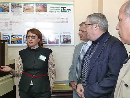 Виктору Толоконскому была представлена фасадная теплозащитная система, позволяющая повысить энергоэффективность жилых домов и административных сооружений (на фото слева -  исполнительный директор группы компаний «Регион Трейд» («Термолэнд») Лариса Лазарева)