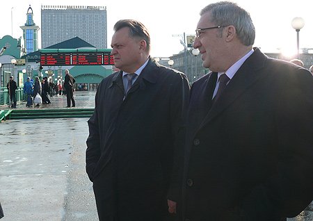 Виктор Толоконский осмотрел пригородный вокзал Новосибирска (на фото слева - начальник Западно-Сибирской железной дороги Александр Целько)