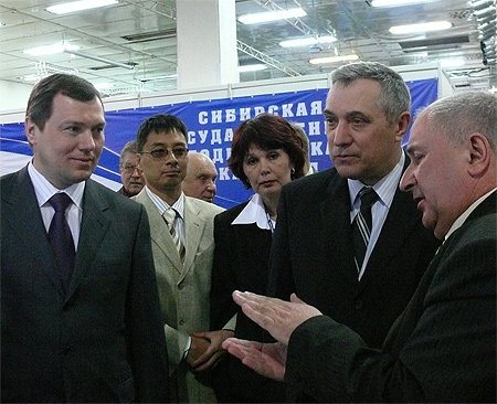 Полномочный представитель Президента РФ в Сибирском федеральном округе Анатолий Квашнин (в центре) и помощник полномочного представителя Олег Бударгин (слева) во время осмотра выставки «Недра Сибири»