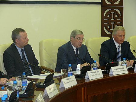 Виктор Толоконский: развитие Бурятии и Забайкалья имеет важное значение для Сибири и России (на фото слева - губернатор Забайкальского края Равиль Гениатулин, справа - президент Республики Бурятия Вячеслав Наговицын)