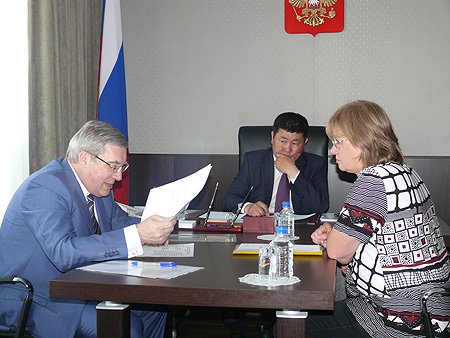 Полномочный представитель проводит личный прием граждан во время каждой рабочей поездки в субъекты Федерации Сибирского федерального округа