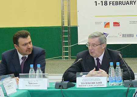 Полномочный представитель Президента Российской Федерации в Сибирском федеральном округе Виктор Толоконский и помощник полномочного представителя Магомед Хандаев