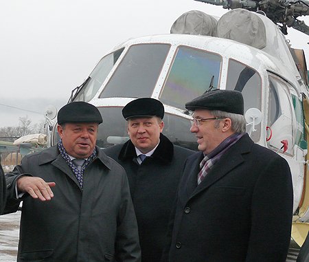 Полномочный представитель Президента РФ в СФО Виктор Толоконский на «Улан-Удэнском авиационном заводе» (слева - управляющий директор ОАО «У-УАЗ» Леонид Белых, в центре - главный федеральный инспектор в Республике Бурятия Сергей Шилин)