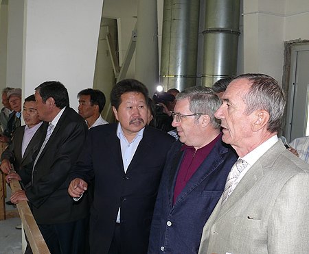 Виктор Толоконский осмотрел физкультурно-спортивный комплекс в г.Улан-Удэ. На фото слева направо: президент Ассоциации «Дарханинвестстрой» (застройщик спортивного комплекса) Дашидалай Дашицыренов, полпред Президента РФ в СФО, министр строительства и модернизации жилищно-коммунального комплекса Республики Бурятия Владимир Рубан