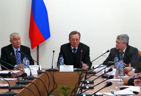 На фото: председатель Сибирского отделения Российской академии сельскохозяйственных наук Александр Донченко; заместитель полномочного представителя Президента РФ в Сибирском федеральном округе Владимир Псарев; председатель Сибирского отделения Российской академии наук Александр Асеев.