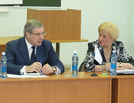 Полномочный представитель Президента Российской Федерации в Сибирском федеральном округе Виктор Толоконский и представитель Центрального комитета профсоюзов в СФО Галина Печерская