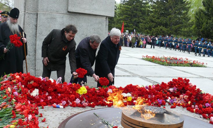 Торжественный митинг и возложение венков к Вечному огню