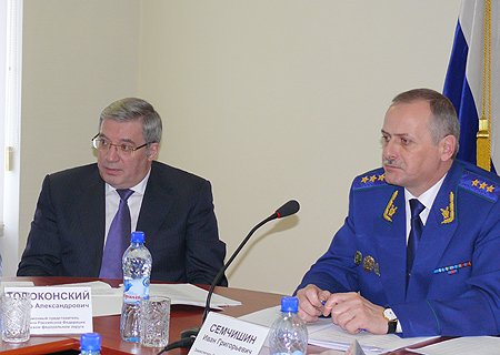 Полномочный представитель Президента Российской Федерации в Сибирском федеральном округе Виктор Толоконский и заместитель Генерального прокурора РФ в Сибирском федеральном округе Иван Семчишин