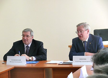 Полномочный представитель Президента Российской Федерации в Сибирском федеральном округе Виктор Толоконский и директор ИПИО РАО Александр Никитин