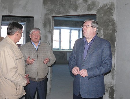 Виктор Толоконский ознакомился с планировкой некоторых квартир в новом доме (в центре - генеральный директор компании-застройщика Владимир Анисимов)