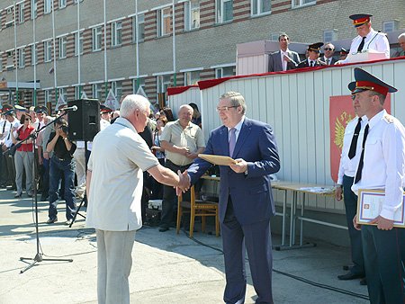 Виктор Толоконский вручил благодарственные письма полномочного представителя Президента РФ в СФО
