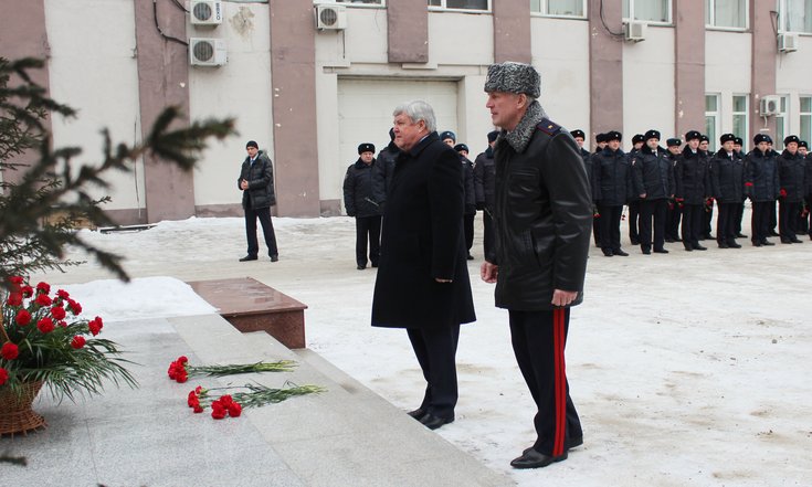 Возложение цветов к мемориалу