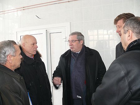 Главный врач Городской клинической больницы № 1 Вадим Коваленко и полномочный представитель Президента РФ в СФО Виктор Толоконский в ходе осмотра ремонтируемого корпуса больницы