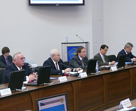 В заседании приняли участие главы ряда субъектов Федерации округа