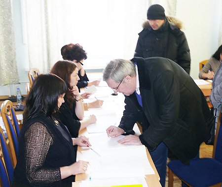 Полномочный представитель Президента РФ в СФО  Виктор Толоконский проголосовал на выборах депутатов Государственной думы ФС РФ VI созыва