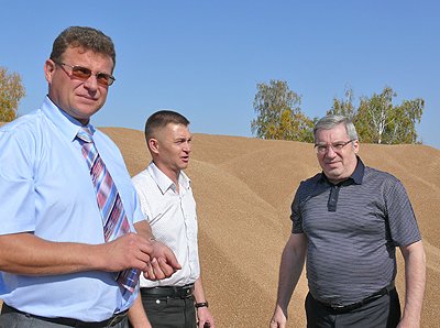 Виктор Толоконский ознакомился с ходом уборочных работ (на фото слева - глава Искитимского района Олег Лагода, в центре - генеральный директор ЗАО «Степное» Владимир Засыпкин)