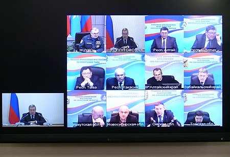 В совещании в режиме видеоконференции приняли участие руководители органов исполнительной власти субъектов Федерации округа