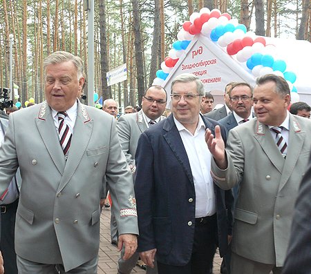 Полномочный представитель принял участие в мероприятиях, посвященных Дню железнодорожника (на фото слева направо: президент ОАО «РЖД» Владимир Якунин, полномочный представитель Президента РФ в СФО Виктор Толоконский, начальник Западно-Сибирской железной дороги Александр Целько