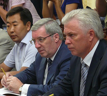 В ходе совещания. Полномочный представитель Президента РФ в СФО Виктор Толоконский и глава Республики Бурятии Вячеслав Наговицын